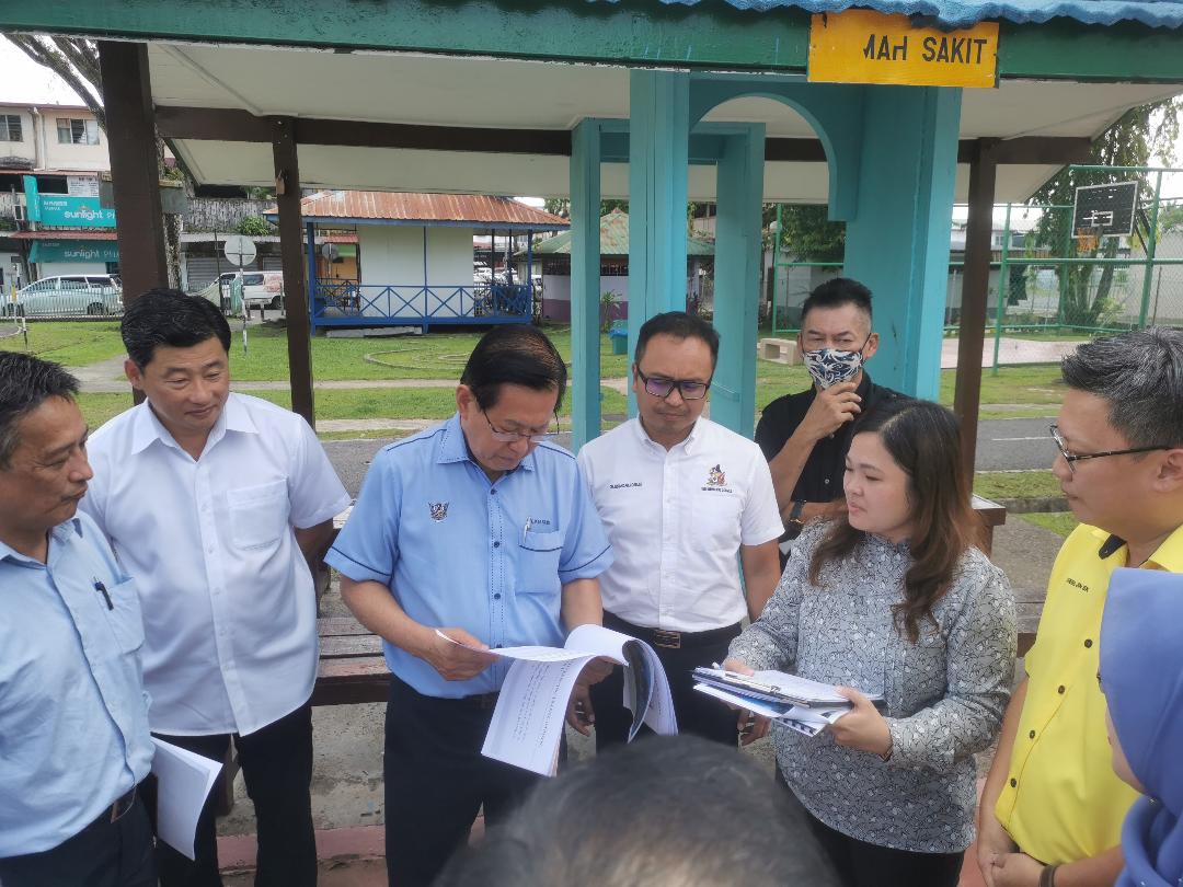 Lee (third left) studies the redevelopment plan for Rejang Park Traffic Garden. He is flanked by Abdullah Izkandar (fourth left) and Tiong, while Chieng stands at right.