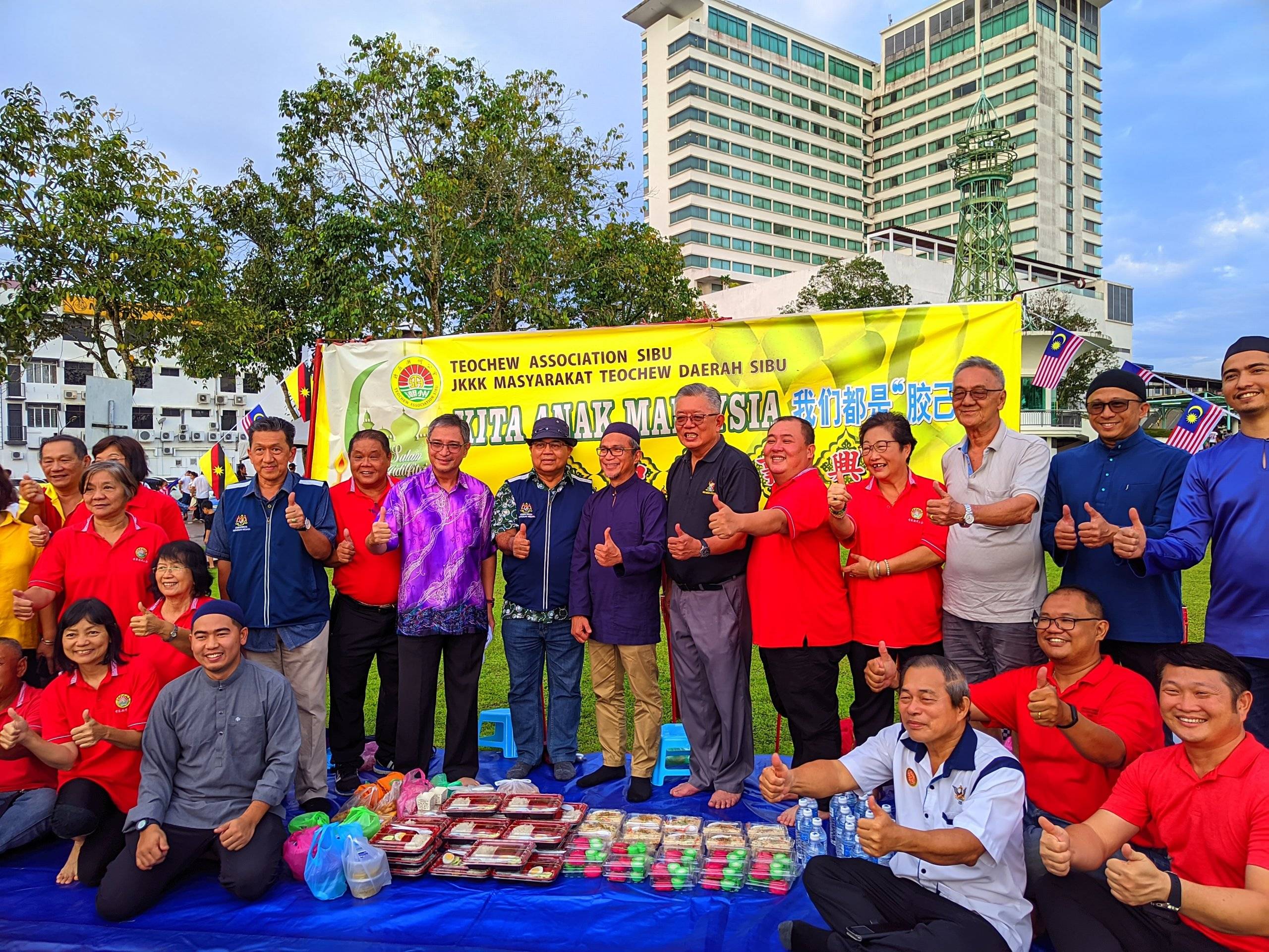 Aaron (standing, eighth right), flanked by Dr Annuar on his left and Sibu Resident Wong Hee Sing, with Sibu Municipal Council chairman Clarence Ting (sixth right) and others during the ‘Lan Berambeh Sungkei’ event on Saturday – Photo by Peter Boon