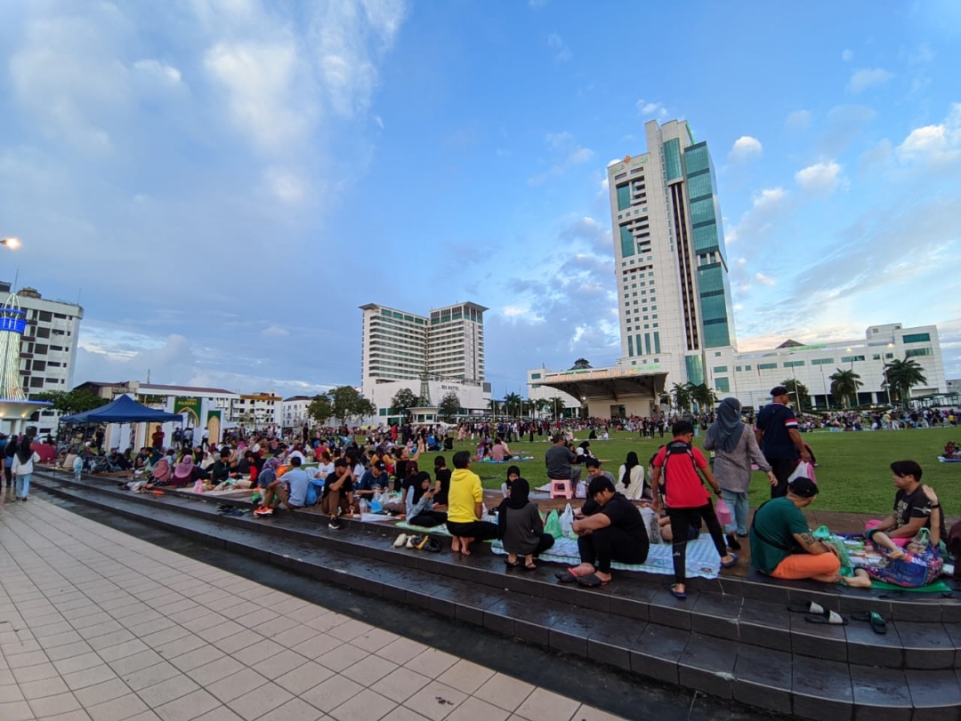 Deputy Minister for Education, Innovation and Talent Development I, Datuk Dr Annuar Rapaee, estimated the crowd to be about 10,000 people. – Photo by Peter Boon