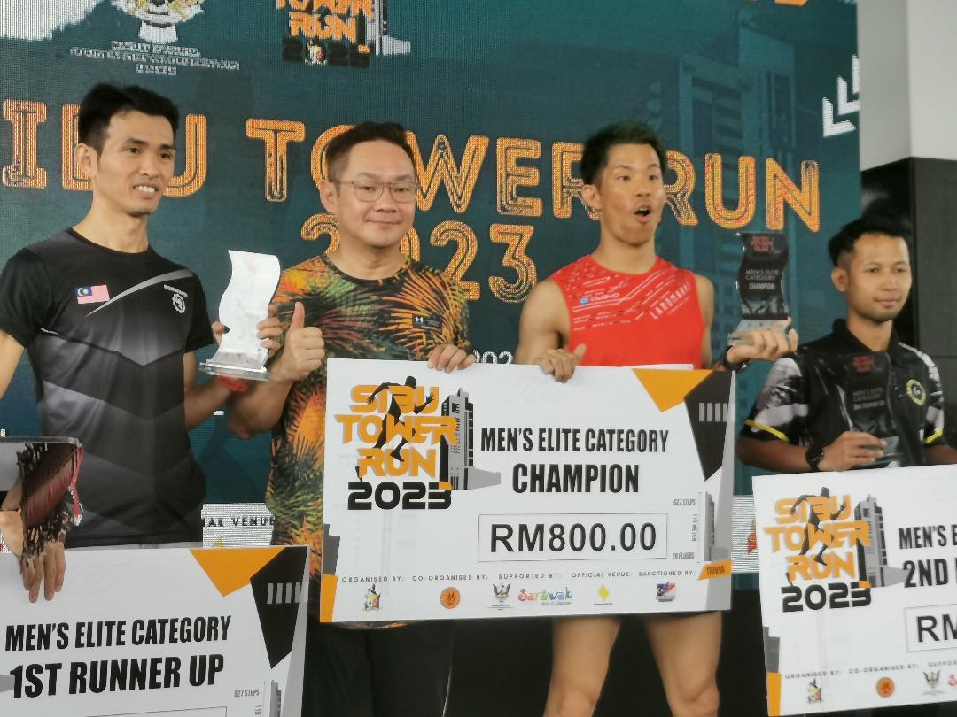 Tiang (second left) presenting the prize to Takaaki.