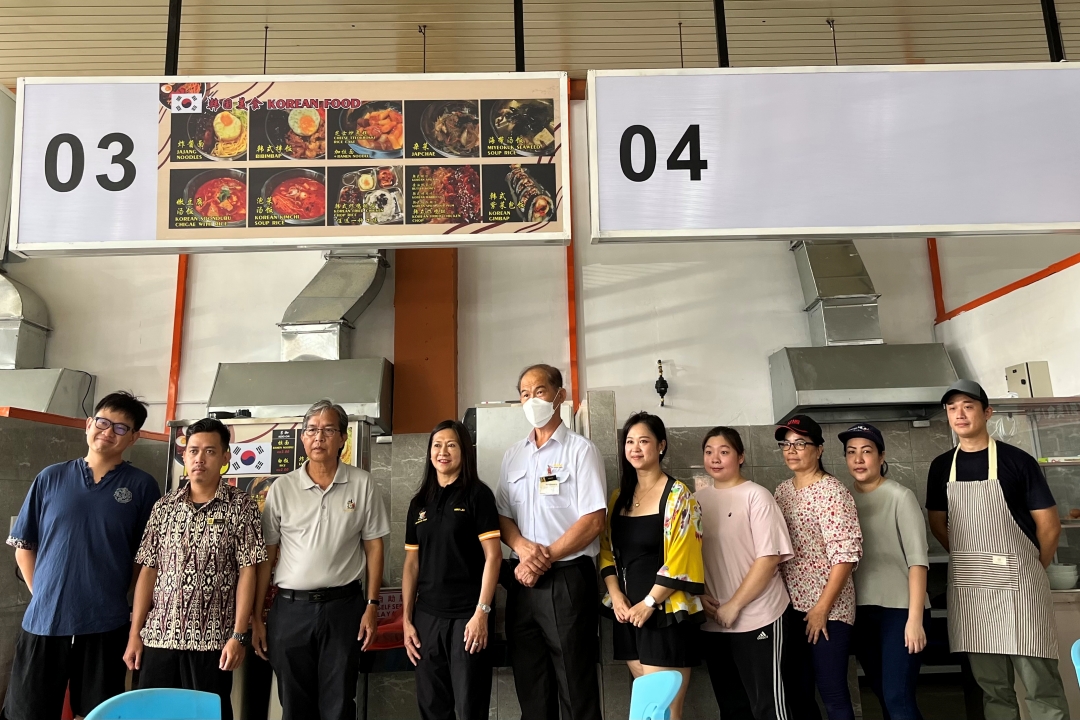 Anna Lau (fourth left) poses with the hawkers at the Jaya Li Hua food court.
