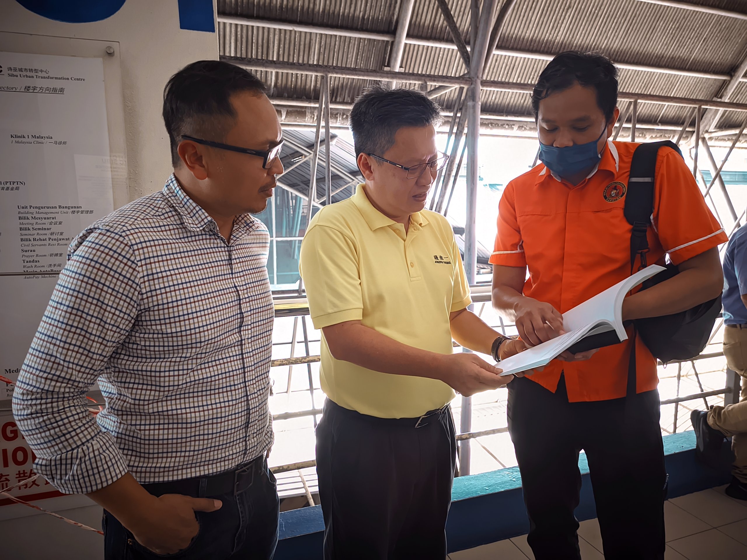 (From right) Zeckry briefs Chieng and Izkandar on the lift operations. — Photo by Peter Boon