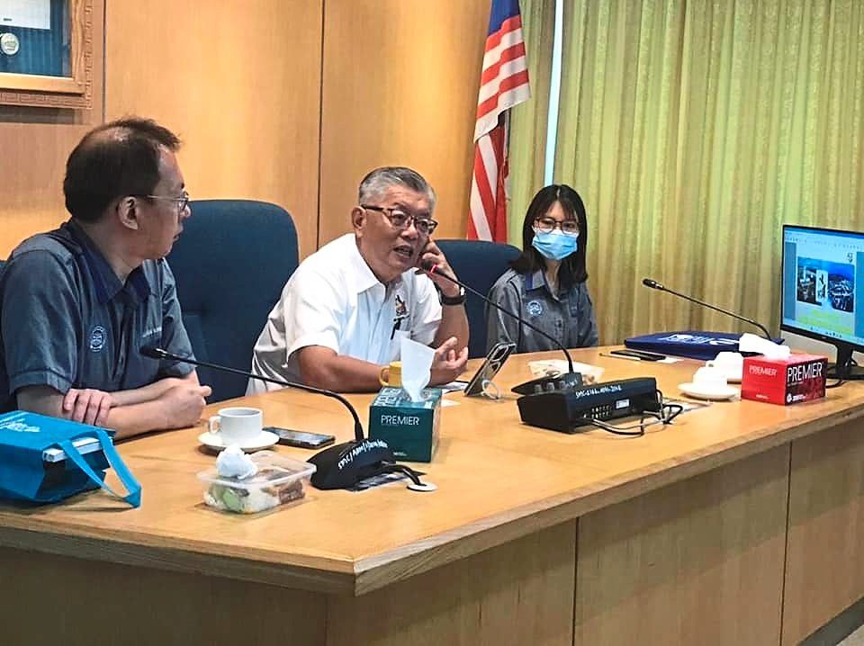 Ting (centre) asked UTS student council to collaborate with the municipality on tackling the waste problem.
