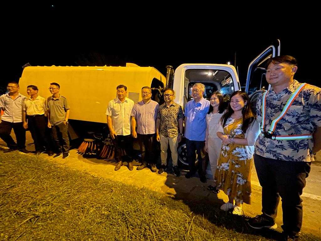 (From fourth right) Ting and Izkandar are seen in a group photo for the road sweeper truck launch.