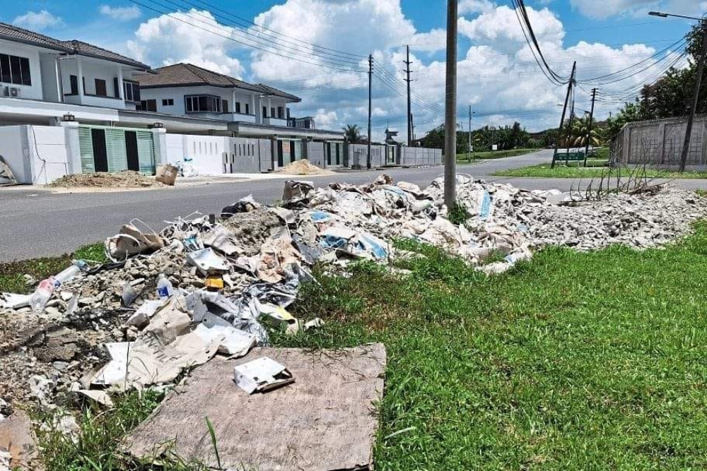 Renovation waste strewn at the roadside. – Photo via Facebook/ Mohammed Abdullah Izkandar Roseley