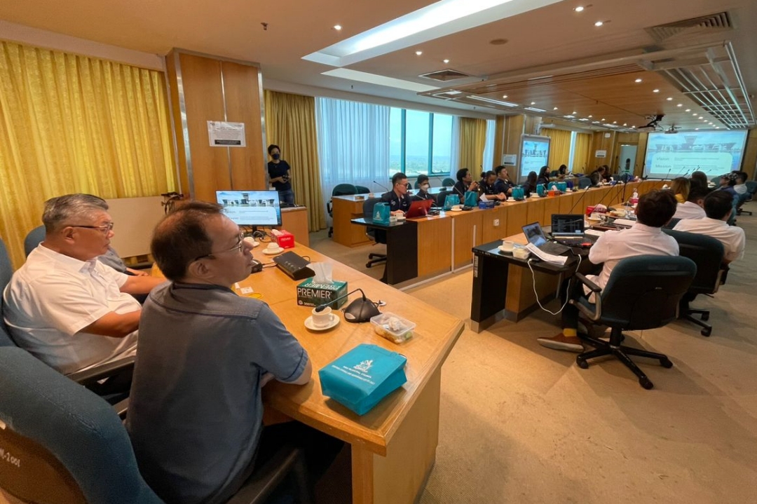 Ting (left) briefs UTS’s Student Council delegation on Sibu’s environmental concerns. On his right is Lu.