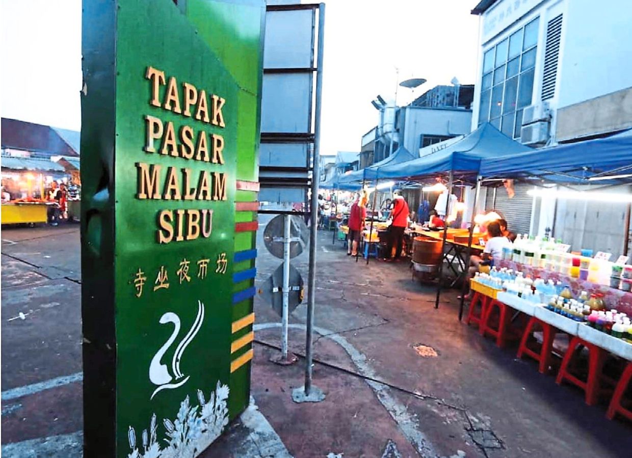 The pasar malam at the current Jalan Cross site.