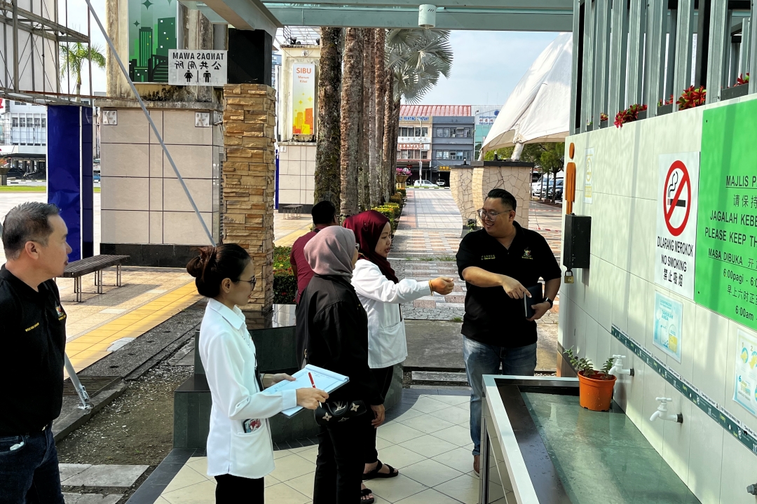 Yiing (right) and other councillors check the facilities at the Sibu Gateway public toilet.