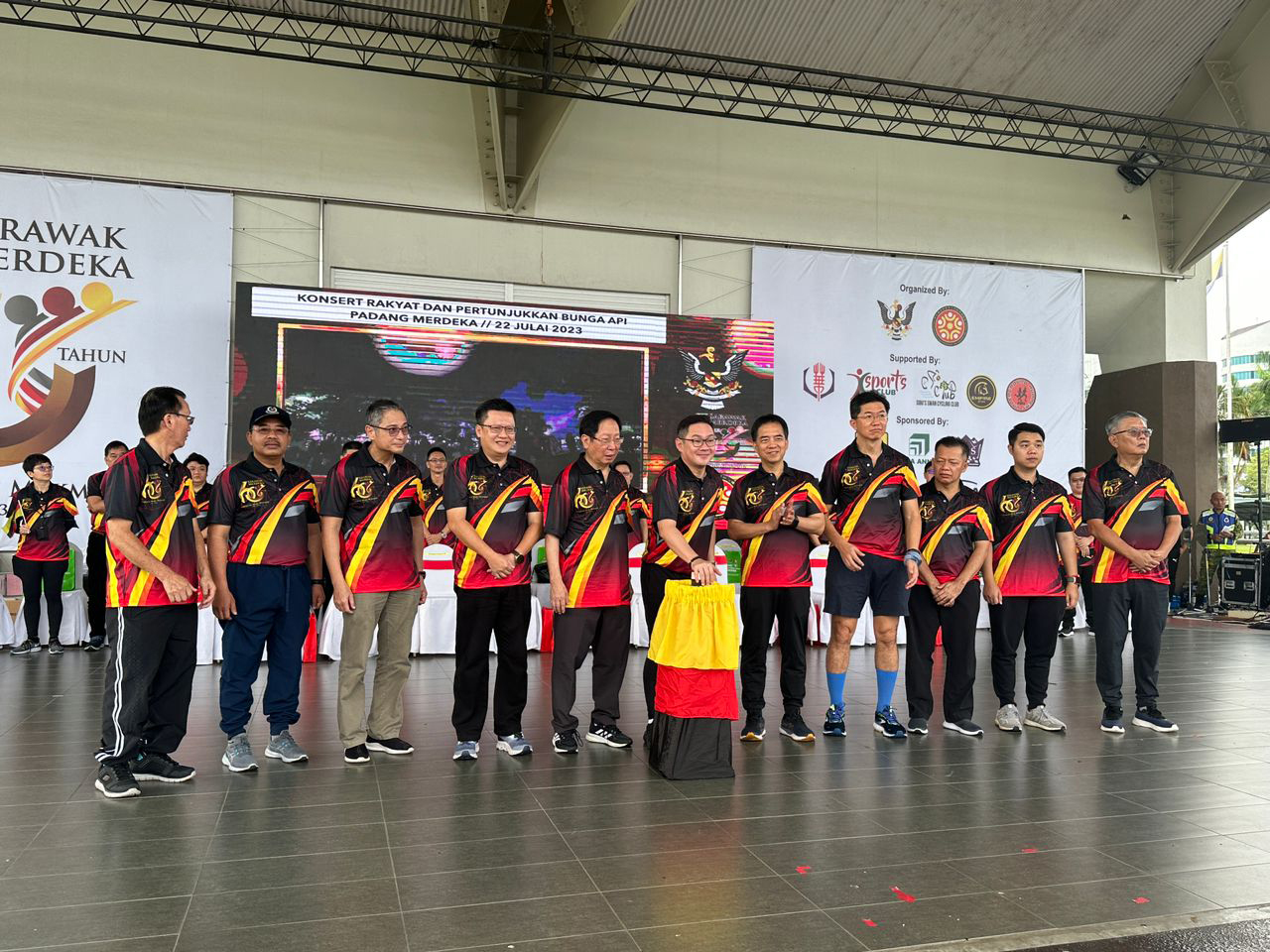 Tiang (fifth right) officiates at the event as others look on.