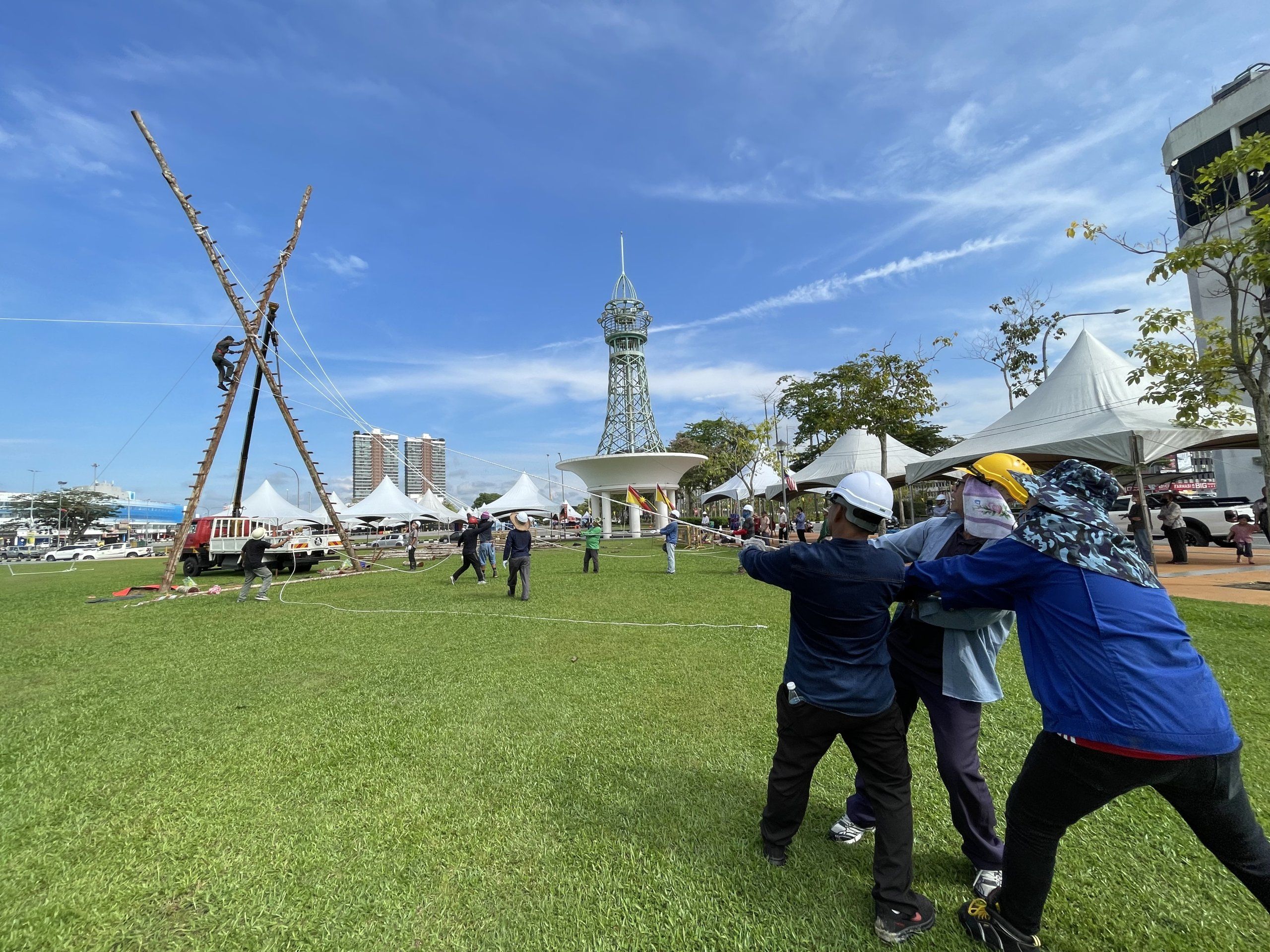 Volunteers erecting the Itut.