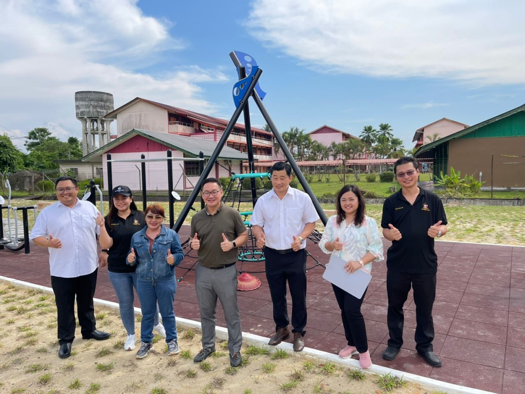 Tiang (centre) joins others in a group photo at the newly-upgraded community park at Lorong Kwong Ann 5.