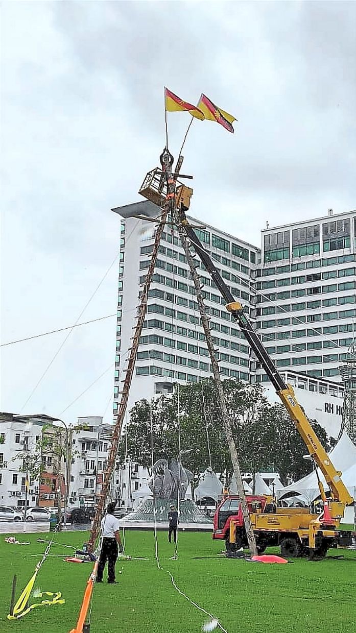 The giant swing being installed at Dataran Tun Tuanku Bujang, Sibu.