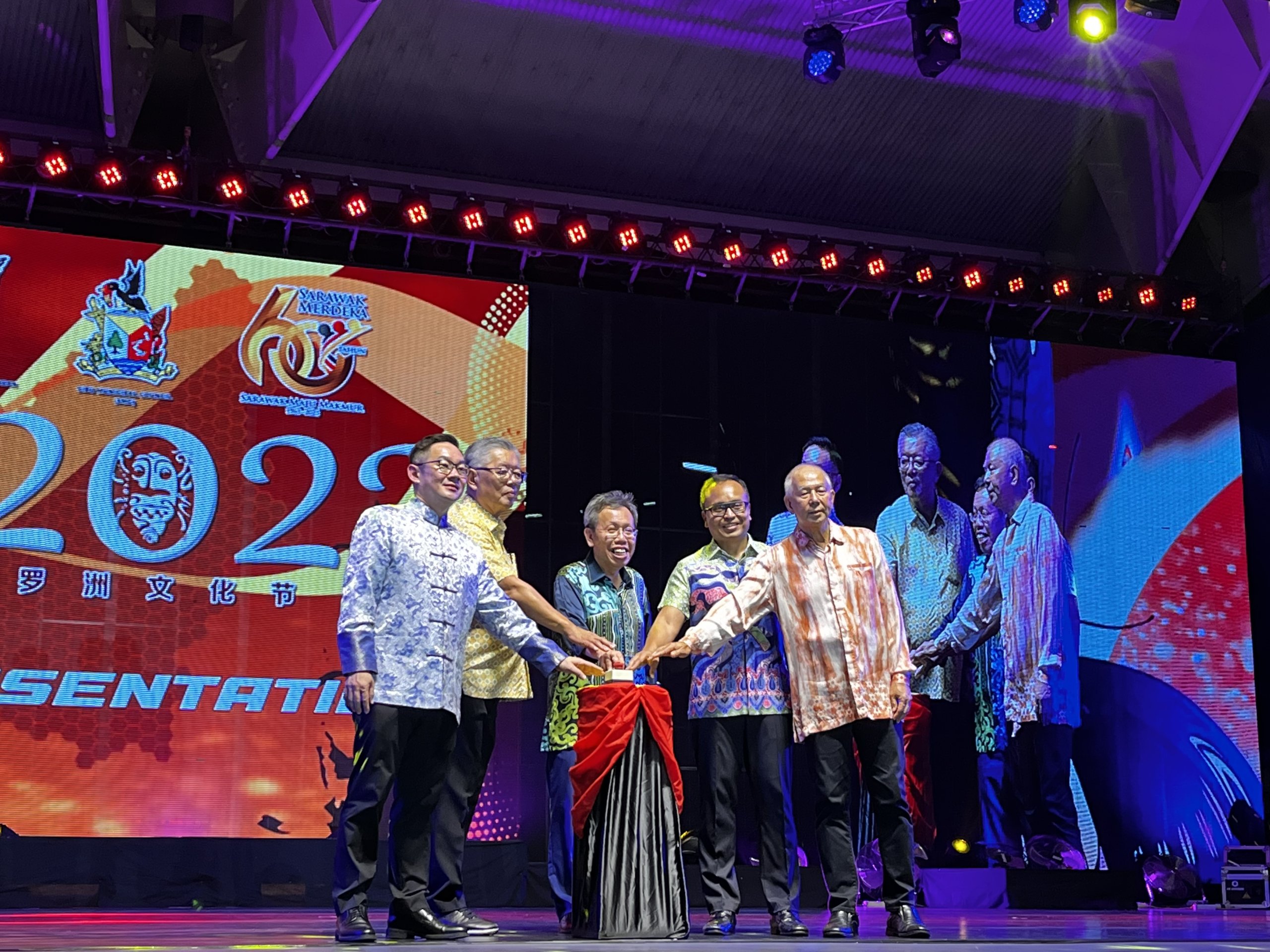 Izkandar (second right), Dr Sim (centre), Ting (second left) and others press the button to light up the BCF 2023 arch.