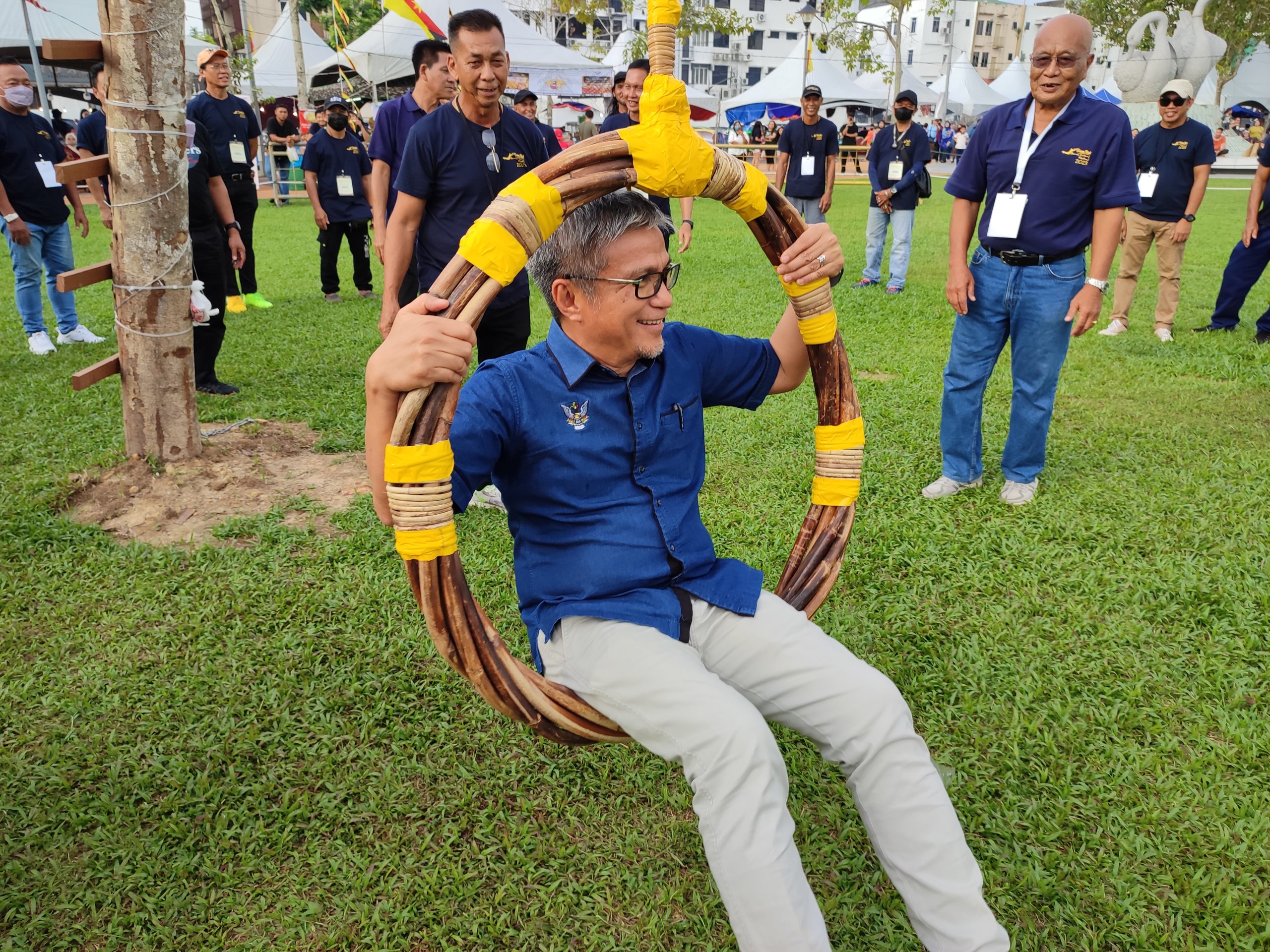 Dr Annuar tries the ‘itut’ while on his left is Abang Carrol. – Photo by Peter Boon