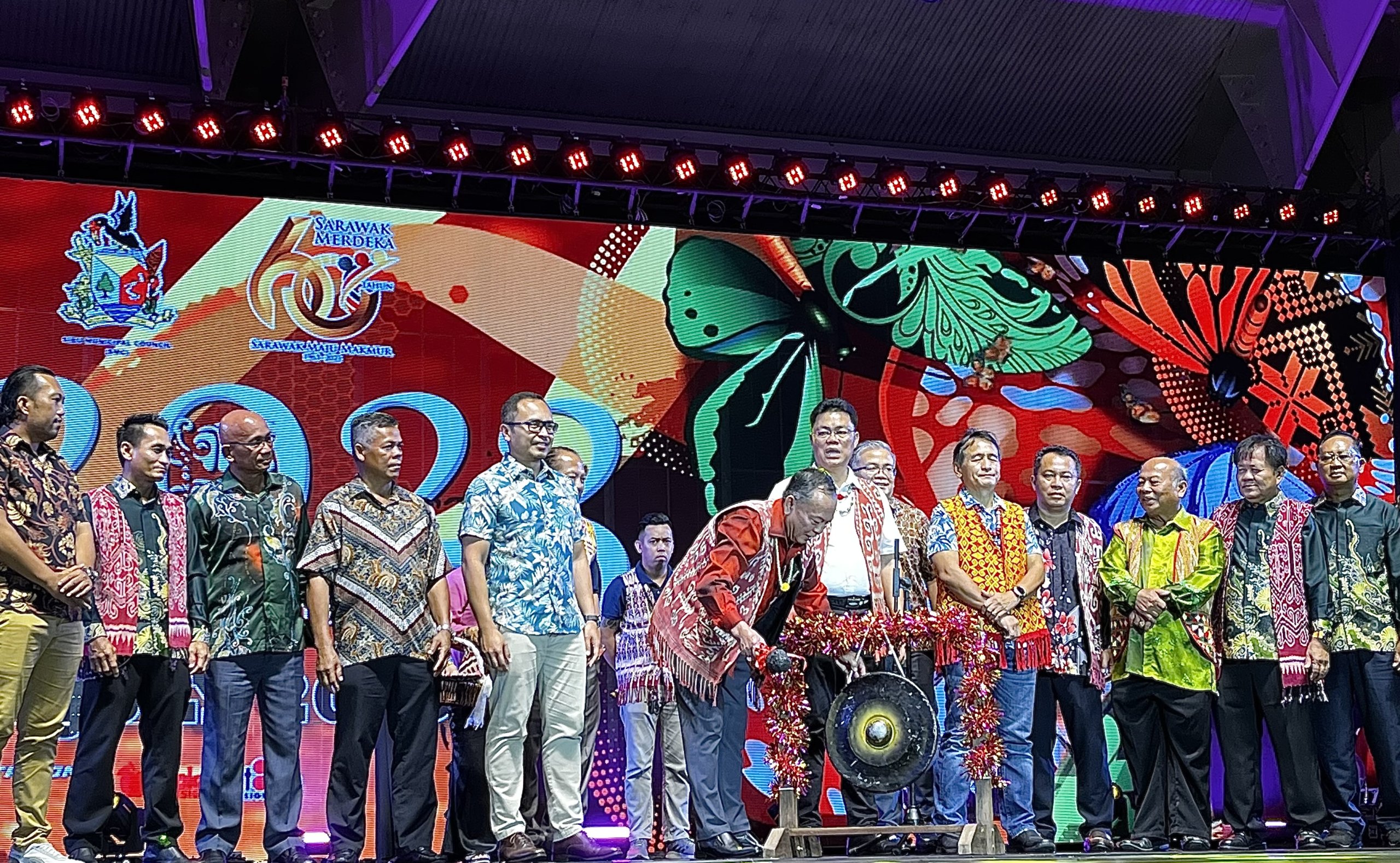 Geramong hits the gong to symbolically mark the opening of the BCF’s Dayak Night.