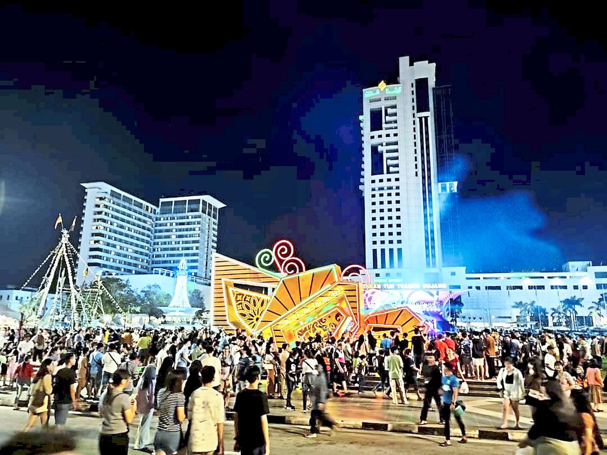 The crowd enjoying the Borneo Cultural Festival held at Dataran Tuanku Bujang, Sibu in Sarawak.