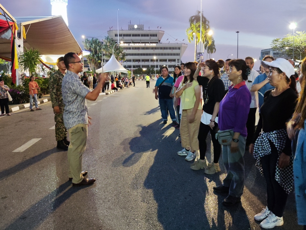 Izkandar briefing one of the contingents taking part in Sibu Street Parade rehearsal tonight. – Photo by Peter Boon