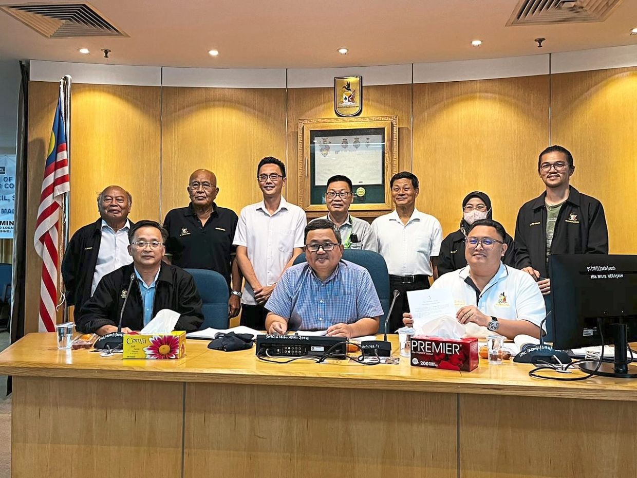 Ling (seated centre) with Ting on his left speaking on matters related to dogs in Sibu.