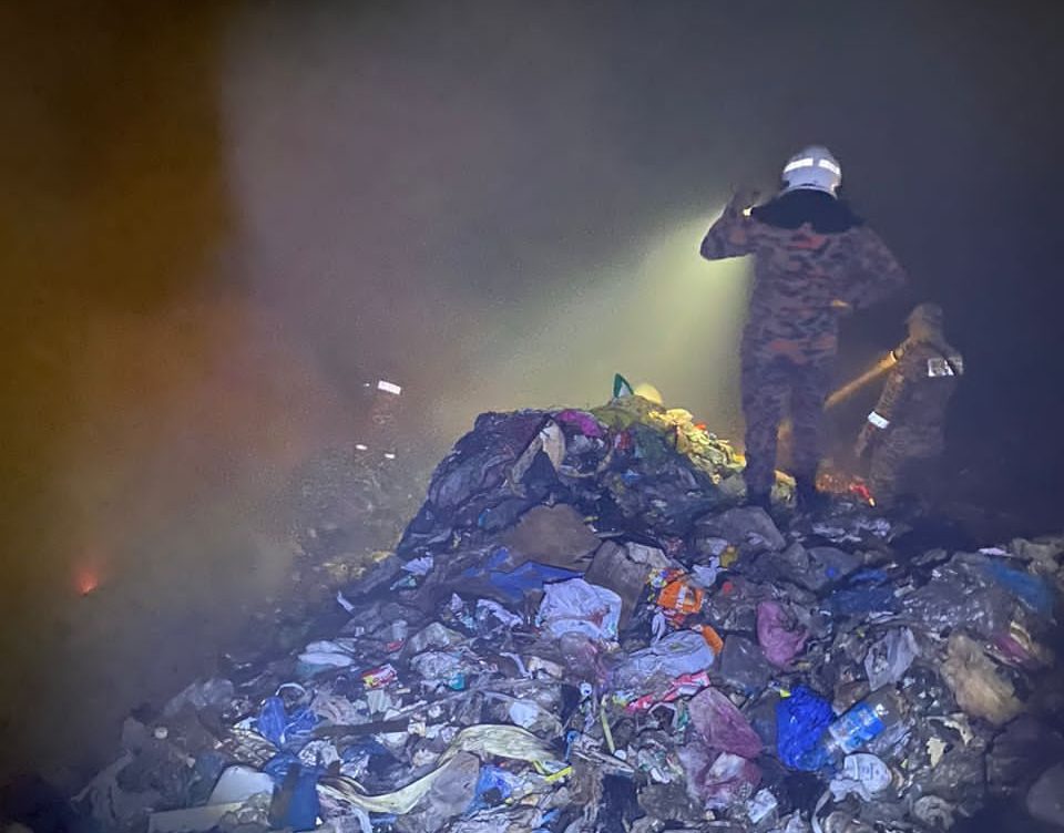 Firefighters work to contain the fire at the Kemuyang landfill last night. – Bomba photo