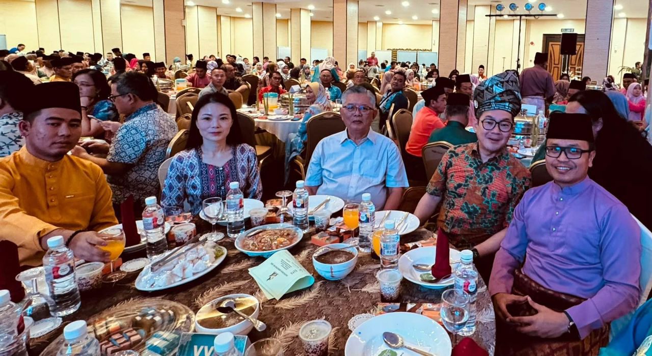 (From left) Raden Khairulzaman, Alice, Ting, Tiang, and Izkandar are seen during the gathering. – Photo by Florence Nervyn