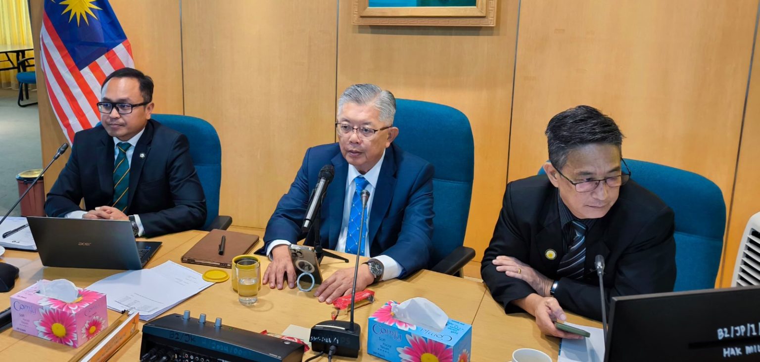 Ting (centre) chairs SMC full council meeting, while (from left) Izkandar and Yong look on. – Photo by Peter Boon