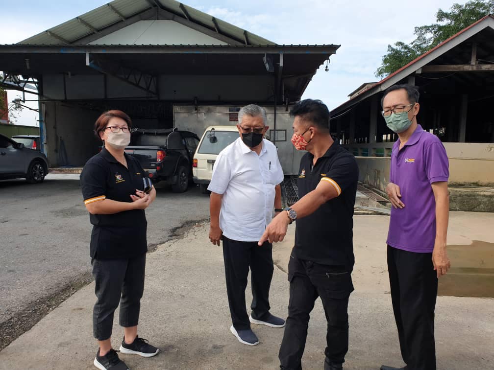 Clarence (second left) visits the SMC abattoir. – Photo via Facebook/Clarence Ting