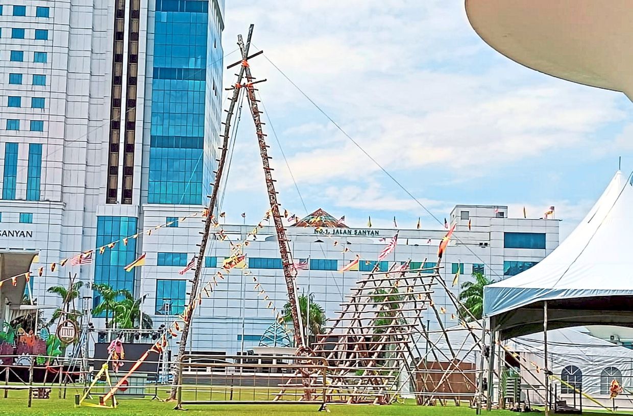 The ‘tibow’ waiting for those who dare, at Dataran Tun Tuanku Bujang Phase I in Sibu town.