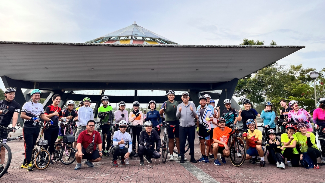 Ting (standing, eleventh left) gathers with the Swan Cycling Club members for a group photo after the launching of the cycling track.