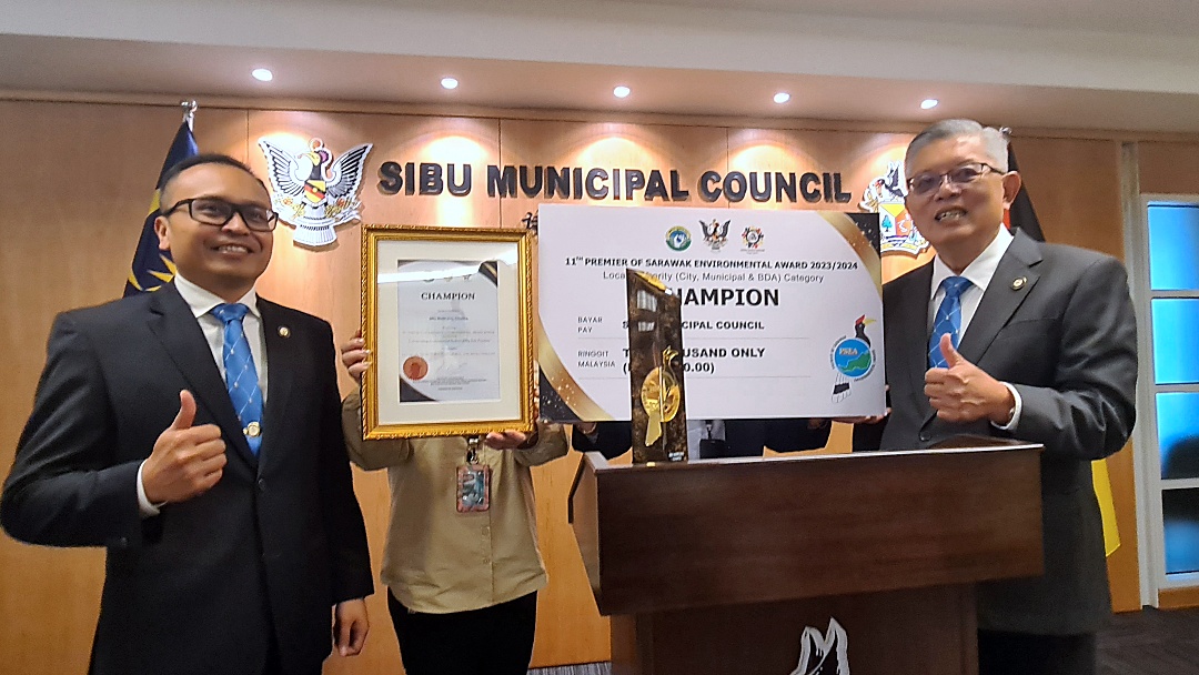 Ting (right) and his deputy Mohammmed Abdullah Izkandar Roseley pose with the certificate and prizes received at the recent 11th Premier of Sarawak Environmental Award ceremony.