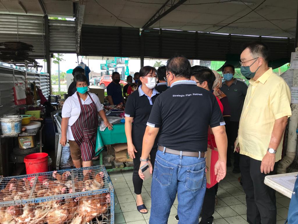 Wong (right) and a team of councillors visit Sibujaya wet market following complaints that live chicken are being sold.
