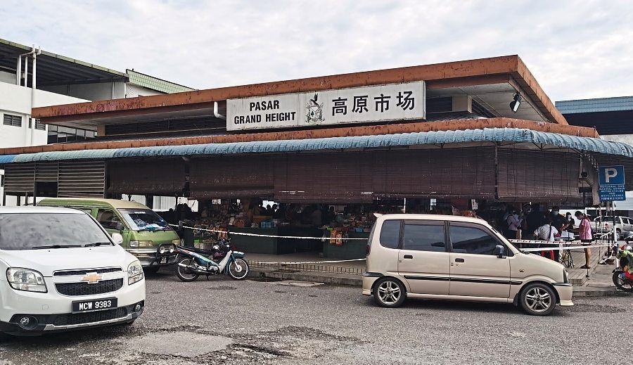 Taman Grand Height Market is said to be the second most popular facility in Sibu after the central market.