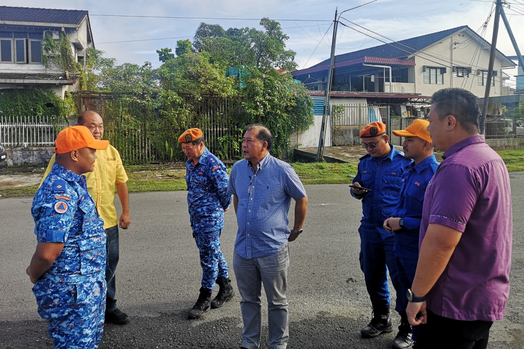 Ugak (centre), Lau (right) and others during the inspection on April 9. — Photo via Facebook/Datuk Wilson Ugak Kumbong