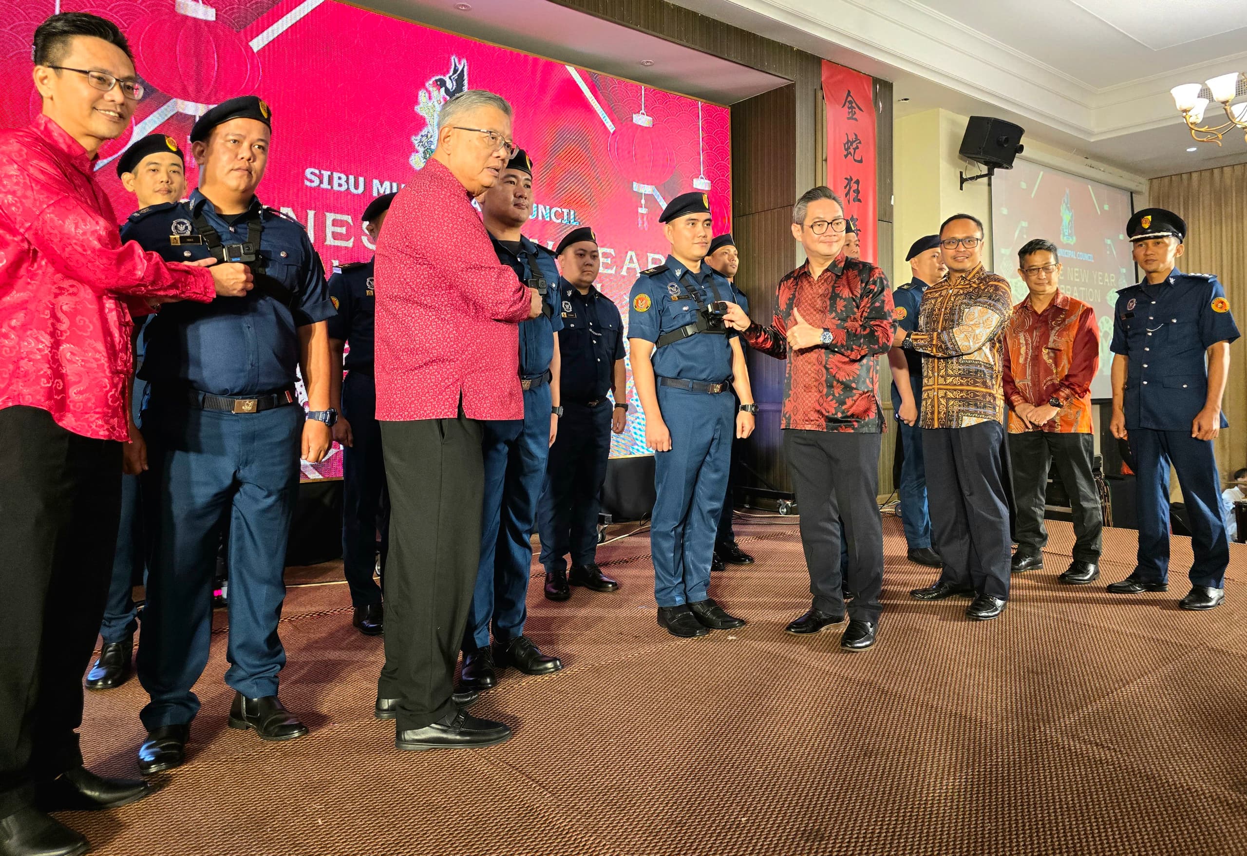 Tiang, joined by Toh (left), Ting (third left) and Abdullah Izkandar (third right), shows the bodycam worn by SMC enforcement officers. – Photo by Peter Boon