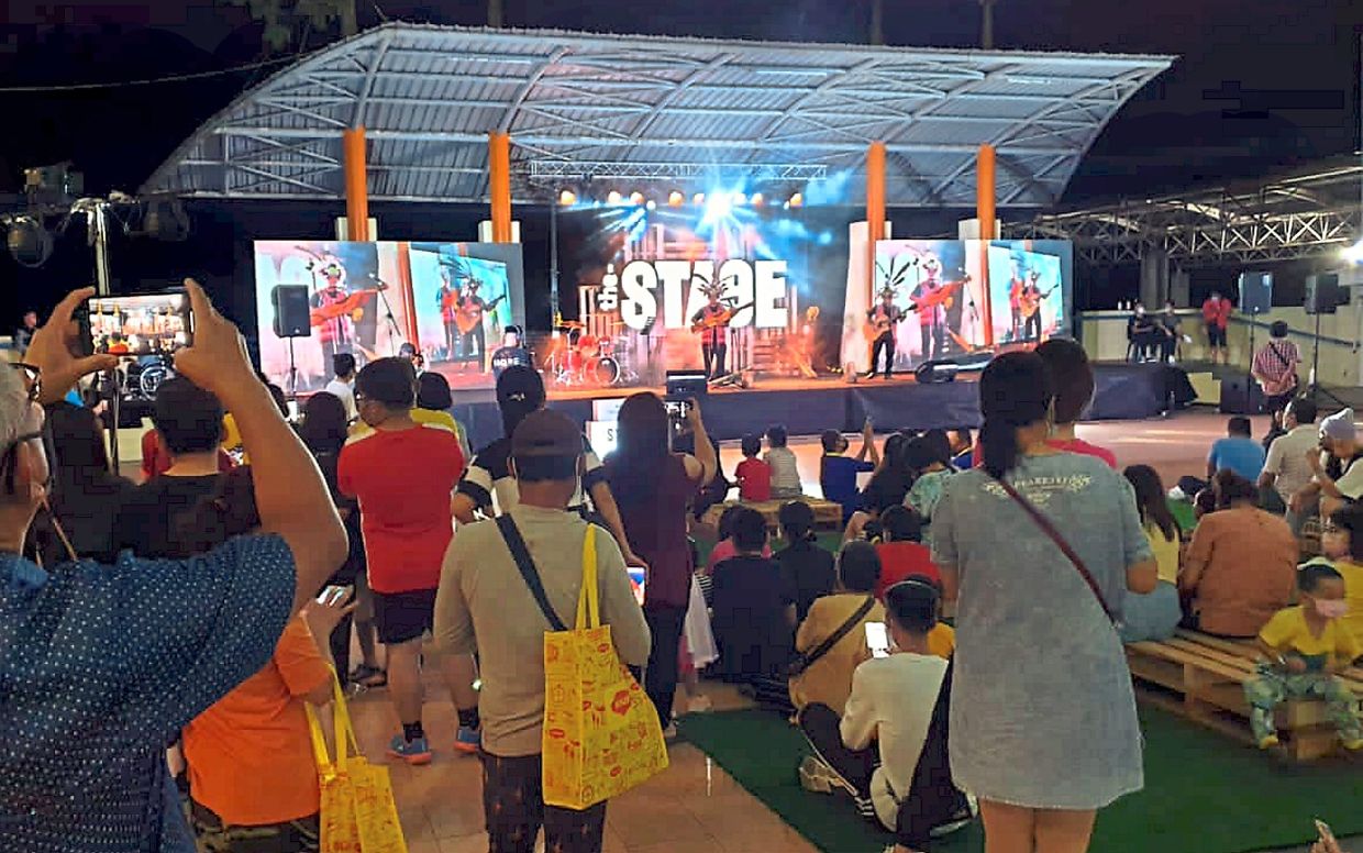 Many flocked to Rejang Esplanade to experience The Stage.
