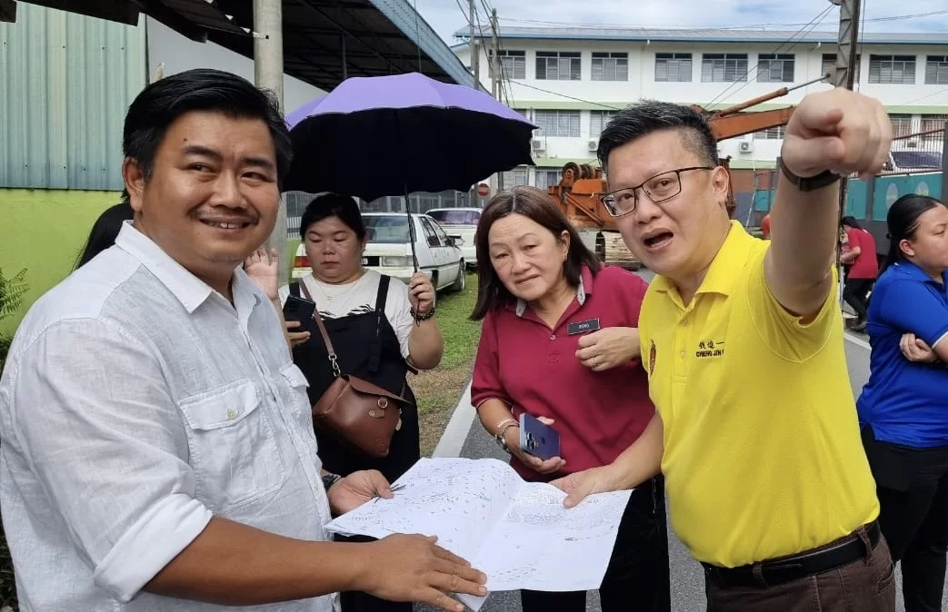 Chieng (right) being briefed on the project.