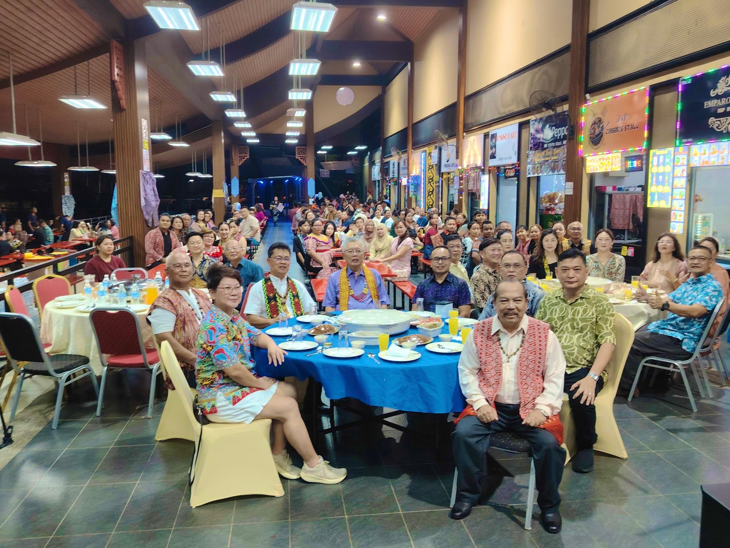 (Seated front, from third left) Augustine, Ting, and SMC deputy chairman Mohammed Abdullah Izkandar Roseley in a photo call with the attendees at the ngiling bidai gathering.