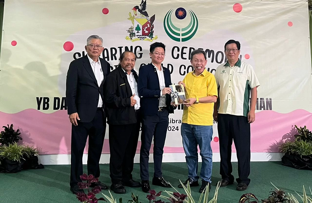 CFCI committee chairman Cr Kiing Teck Ho (left) present souvenir to Dr Sim (right) while others look on.