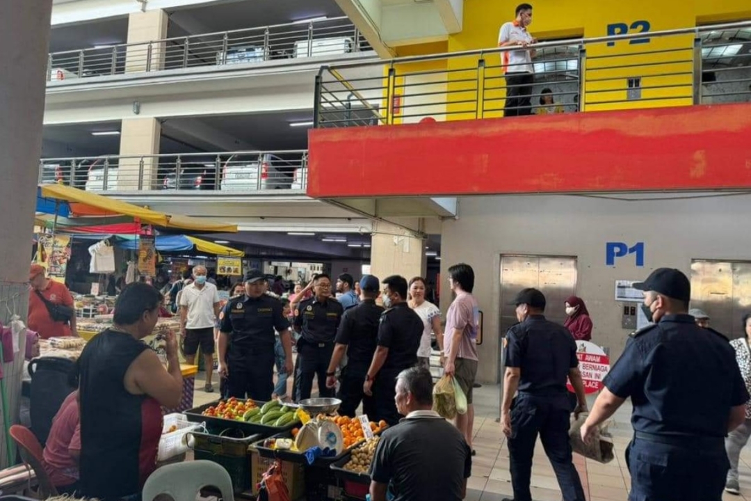 SMC enforcement personnel check for illegal traders at the central market. – Photo via Facebook/Clarence Ting