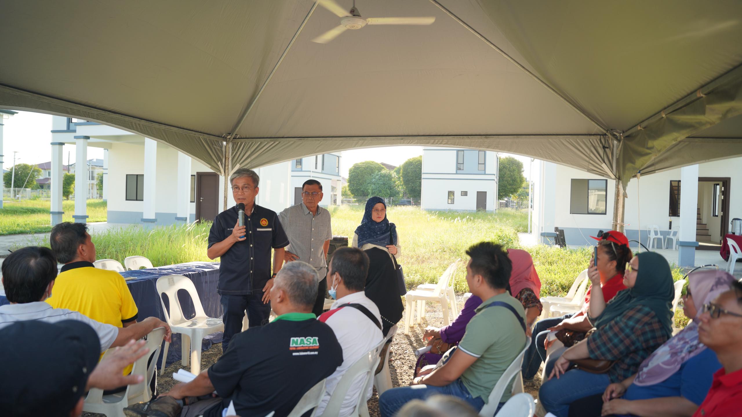 Dr Annuar speaks during the dialogue with house owners at Kampung Datu Baru’s redevelopment site.