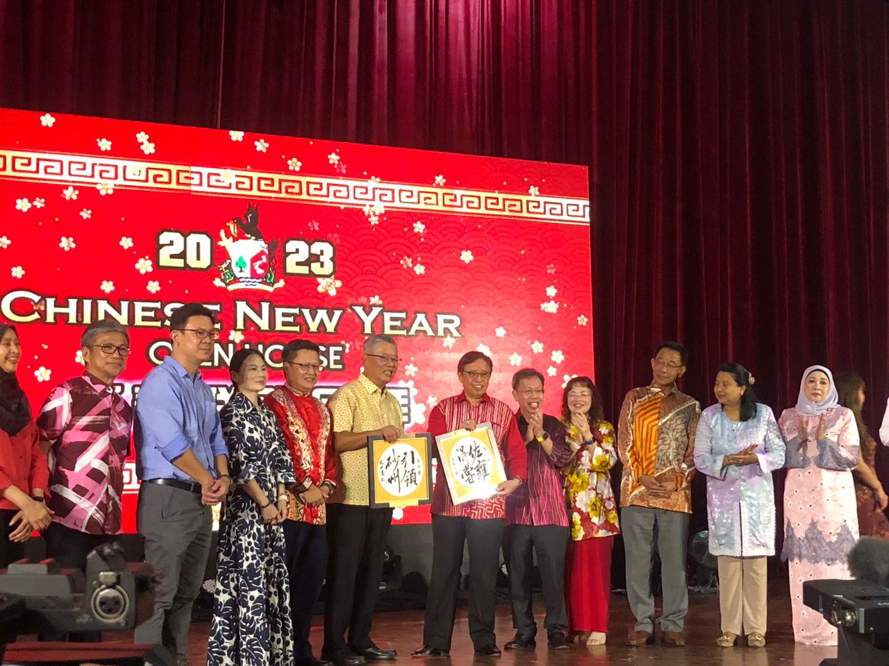Ting (fifth left) presents a token of appreciation to Abang Johari, with (from left) Dr Annuar, Ling, Alice, Chieng, Dr Sim and his wife Datin Sri Enn Ong, Abdul Karim and his wife Datin Sri Zuraini Abdul Jabbar, and Sharifah Hasidah looking on. — Photo by Betrisianini Bakit