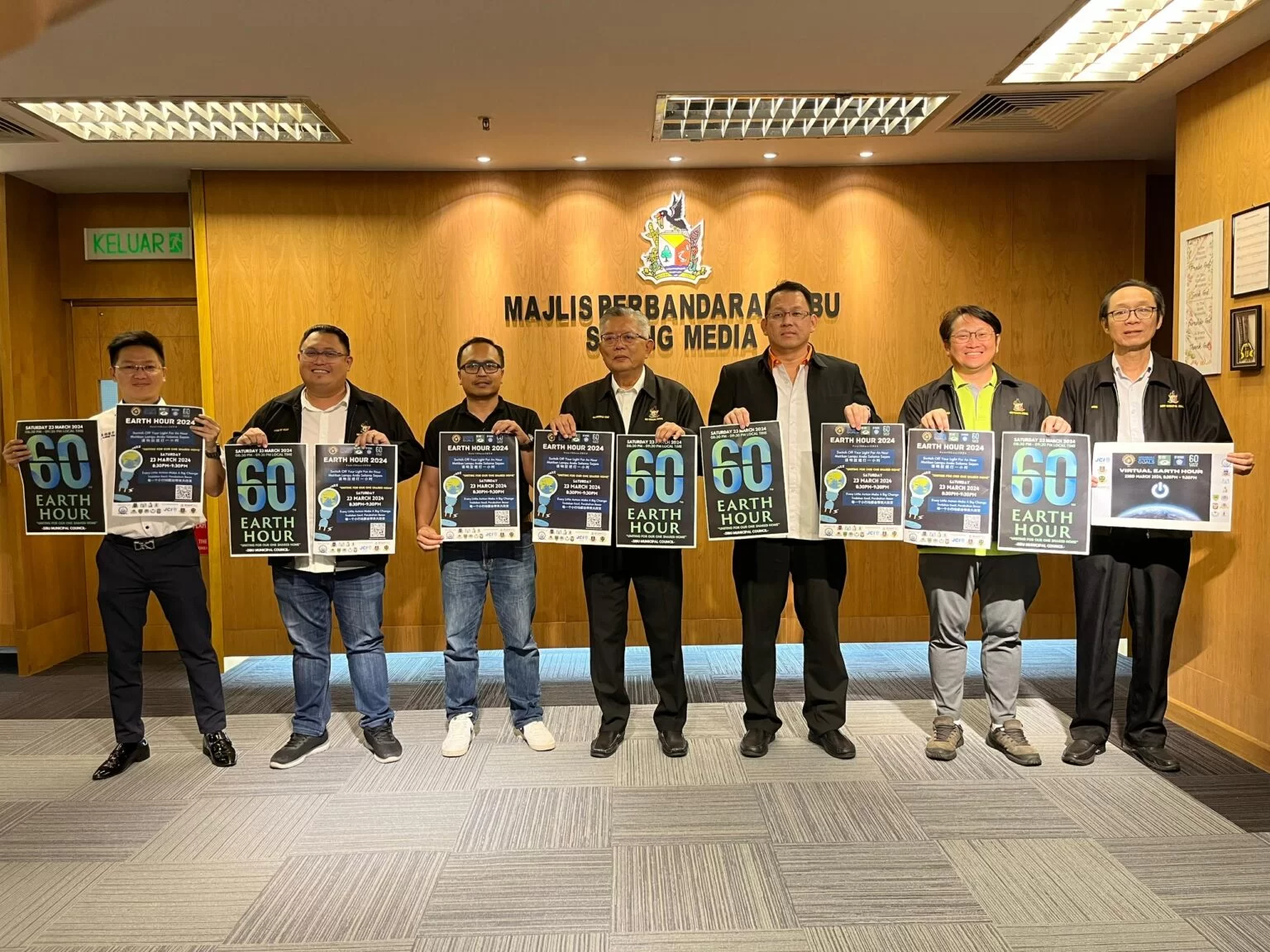 Ting (centre) and SMC deputy chairman Mohammed Abdullah Izkandar Roseley (3rd left) posing with SMC counsellors displaying the Earth Hour poster.