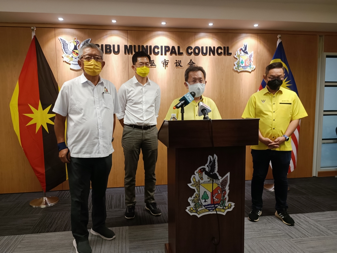 Dr Sim (second right) fields questions from the media, while from (left) Ting, Lau and Tiang look on – Photo by Peter Boon