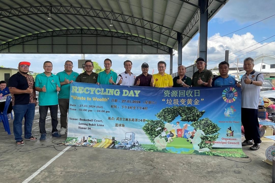 (From sixth left) Lau, Iskandar, Chieng, Ting (third right) and others gather for a group photo.