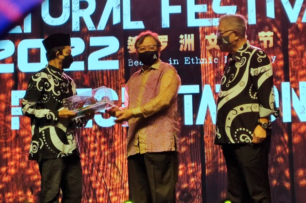 SMC deputy chairman Bujang Abdul Majid (left) presents a token of appreciation to Abang Johari while Ting looks on.