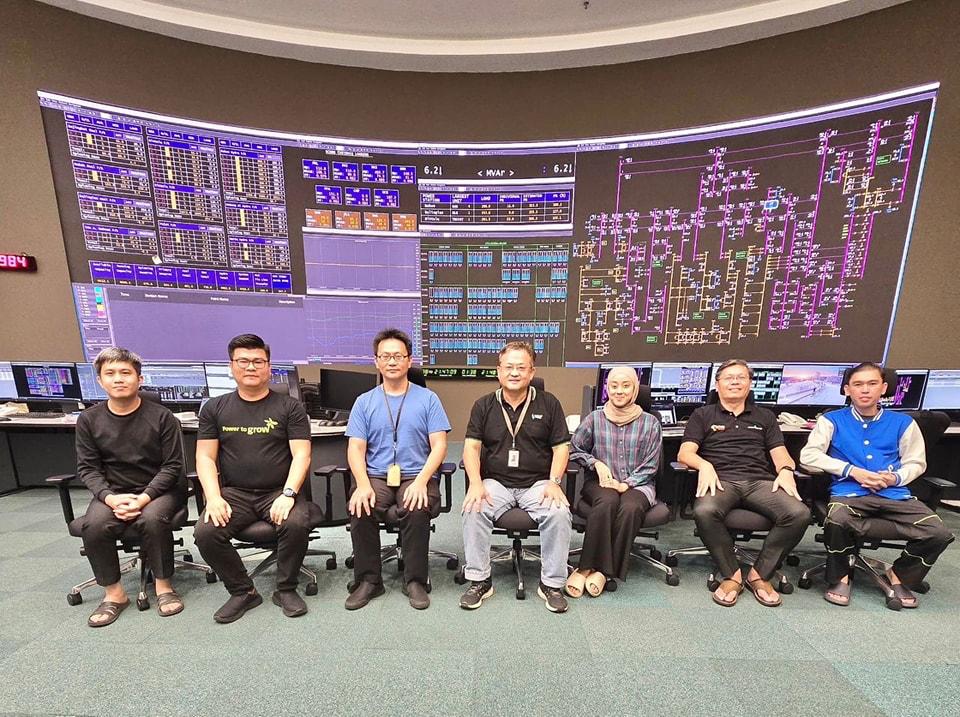 The SESCO team responsible for monitoring the load during Earth Hour at the SESCO Control Centre.