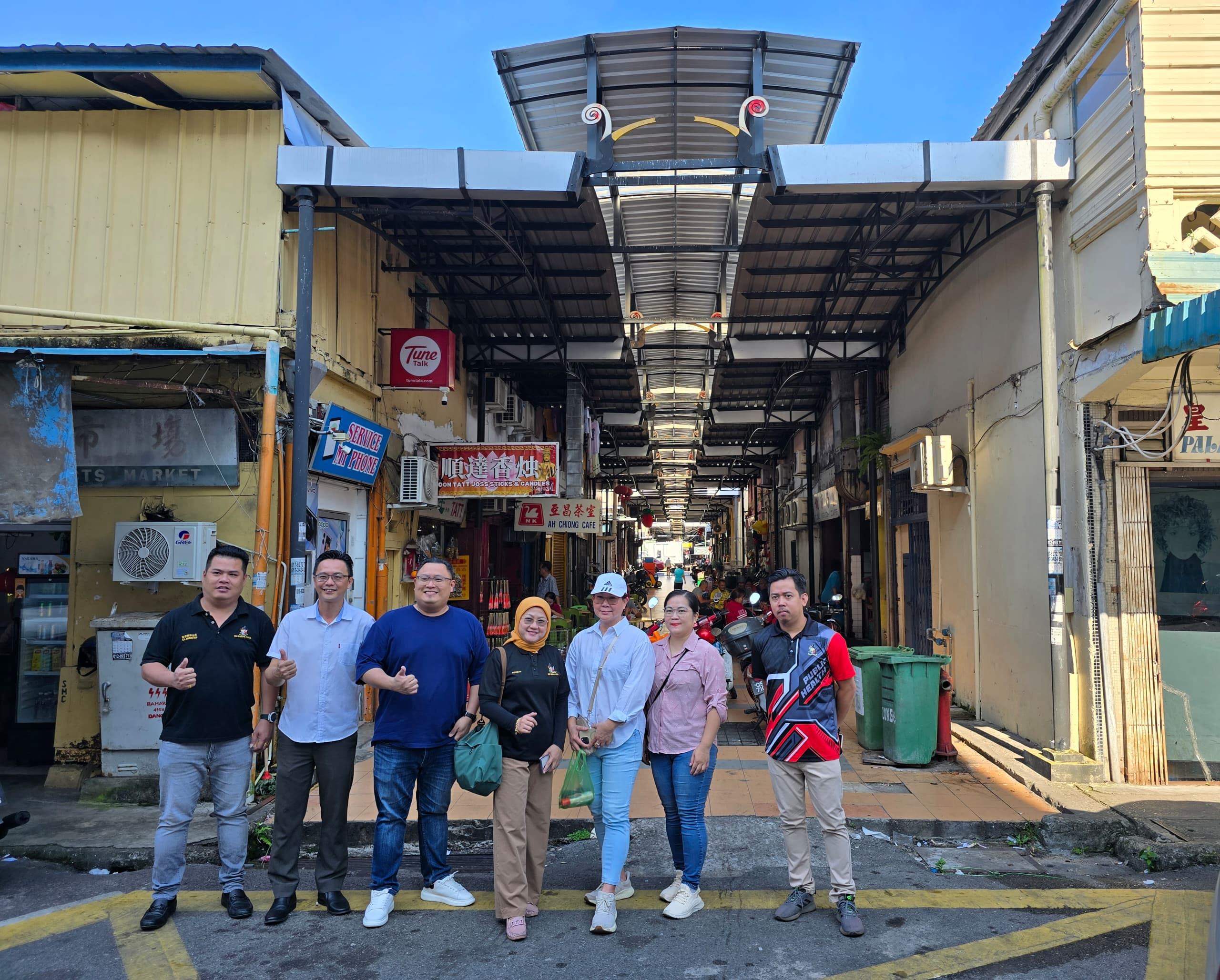 Ting (third right) and other councillors pose for a group photo in front of Hornbill Alley. – Photo by Peter Boon