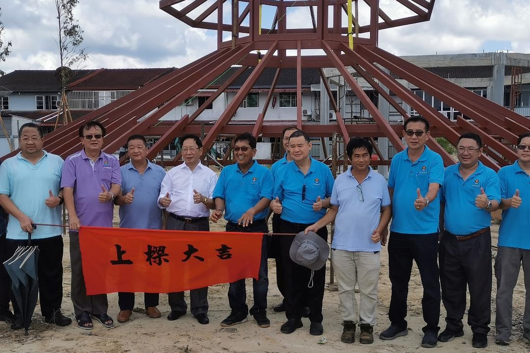 Lau (centre), Albert (second left), Ying (fifth left) and Wong (sixth left) give the thumbs up at the topping-off ceremony for Sibu Foochow Park yesterday.