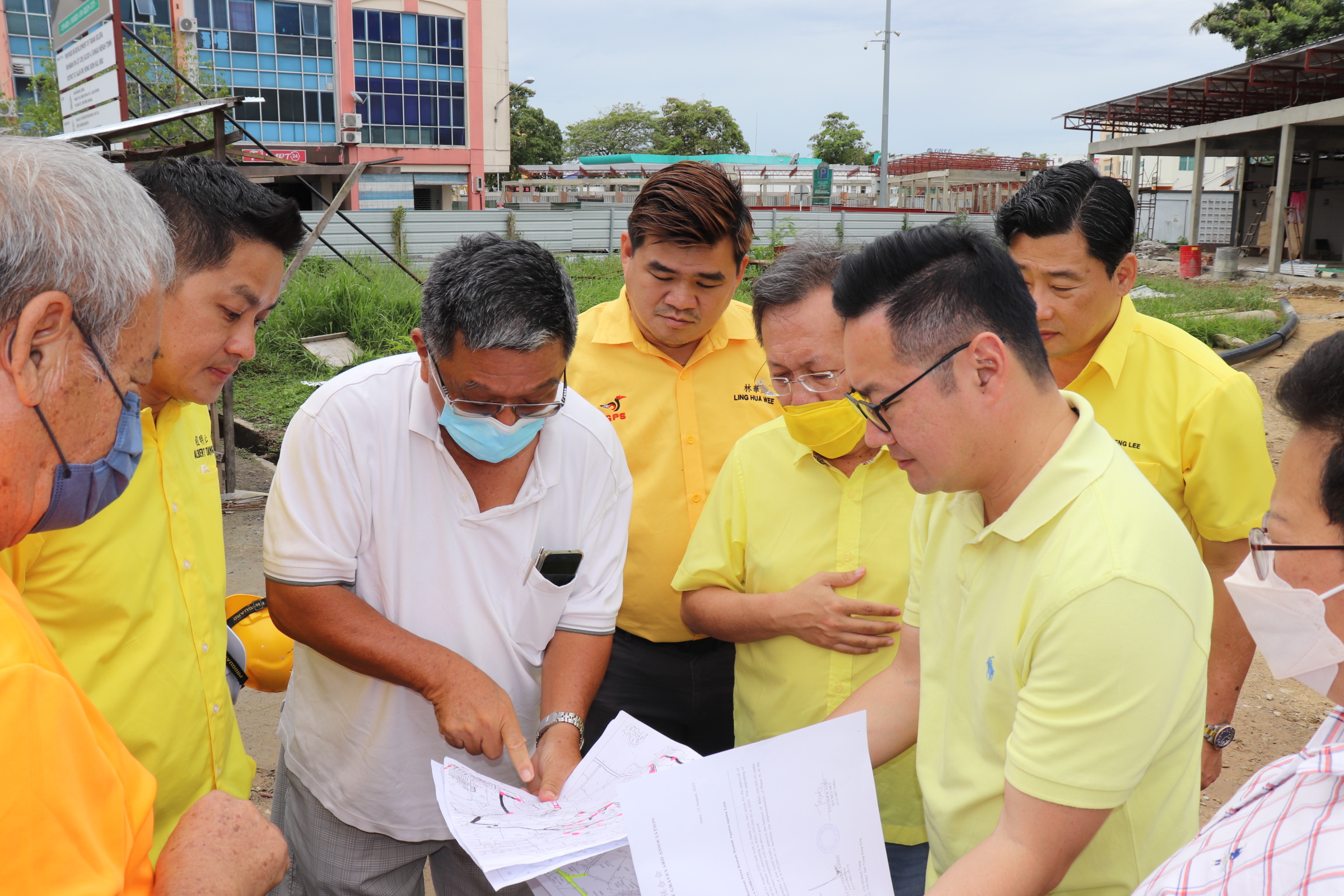Dr Sim (third right) and Tiang (second right) are briefed on the Taman Selera Muhibbah project by the contractor. – Photo by Conny Banji