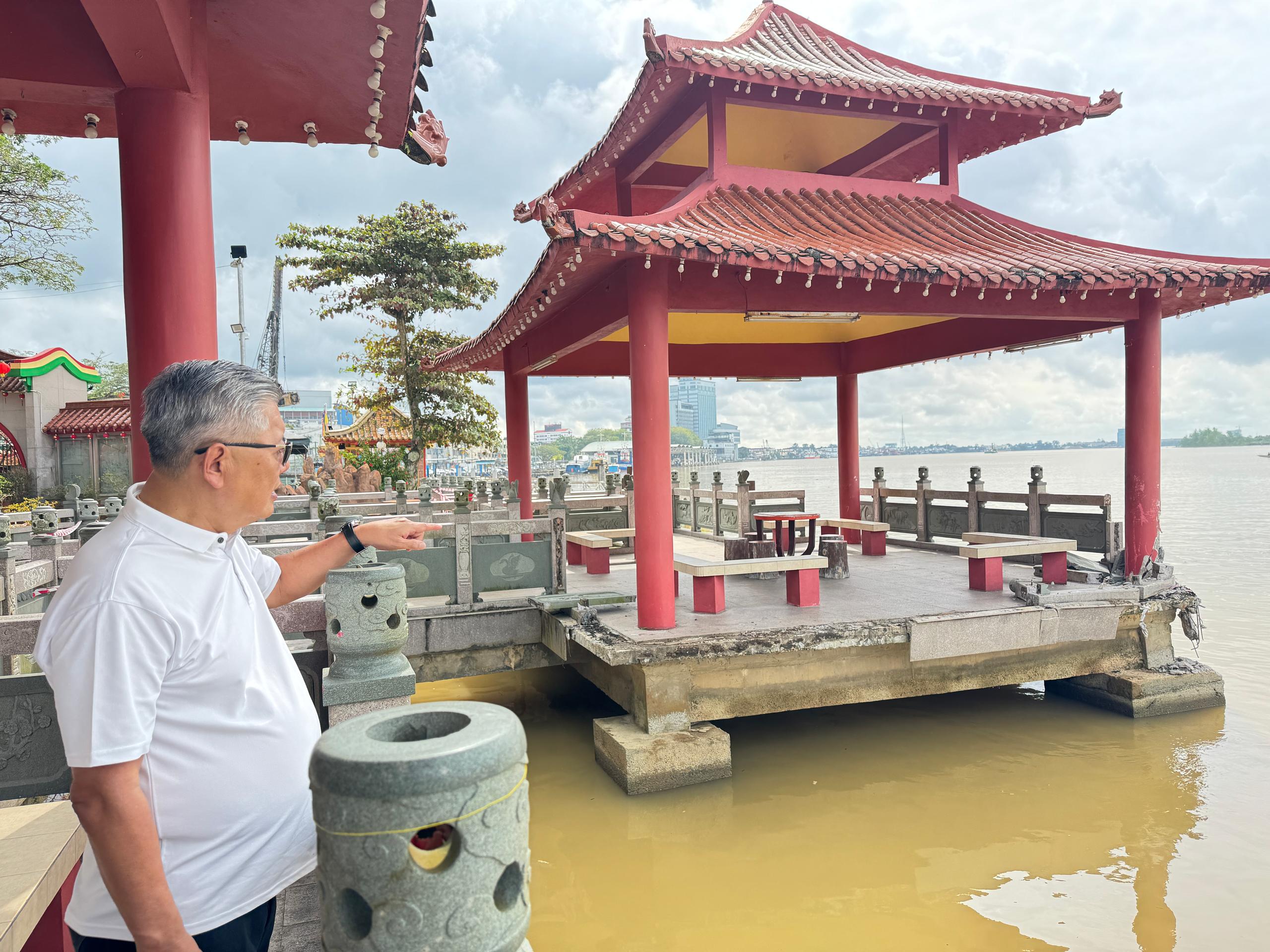 Ting points to the damaged column at Chiang Chuan Garden next to Tua Pek Kong Temple here. – Photo by Monica Chua/See Hua Daily News