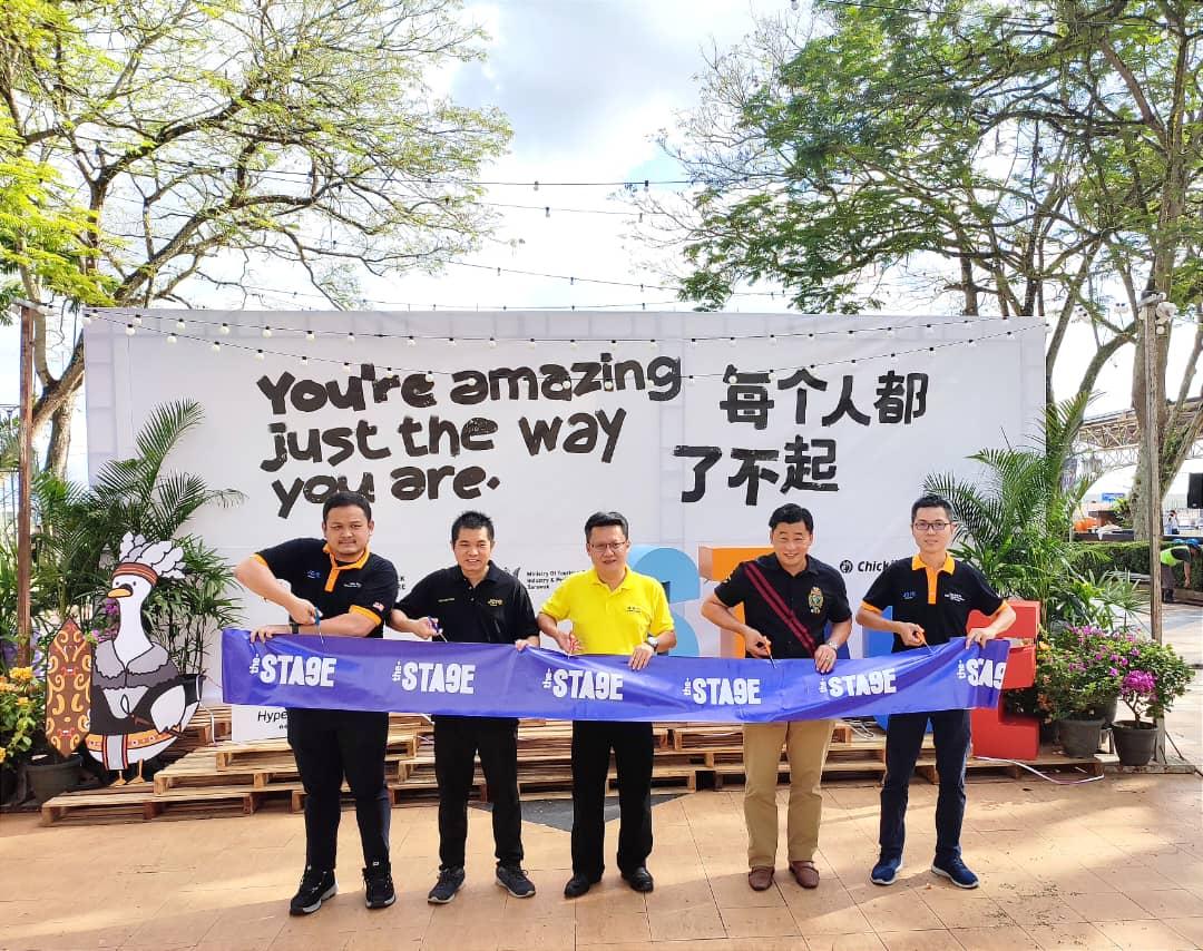 Chieng (centre) during the symbolic launch of theSTAGE2.0.